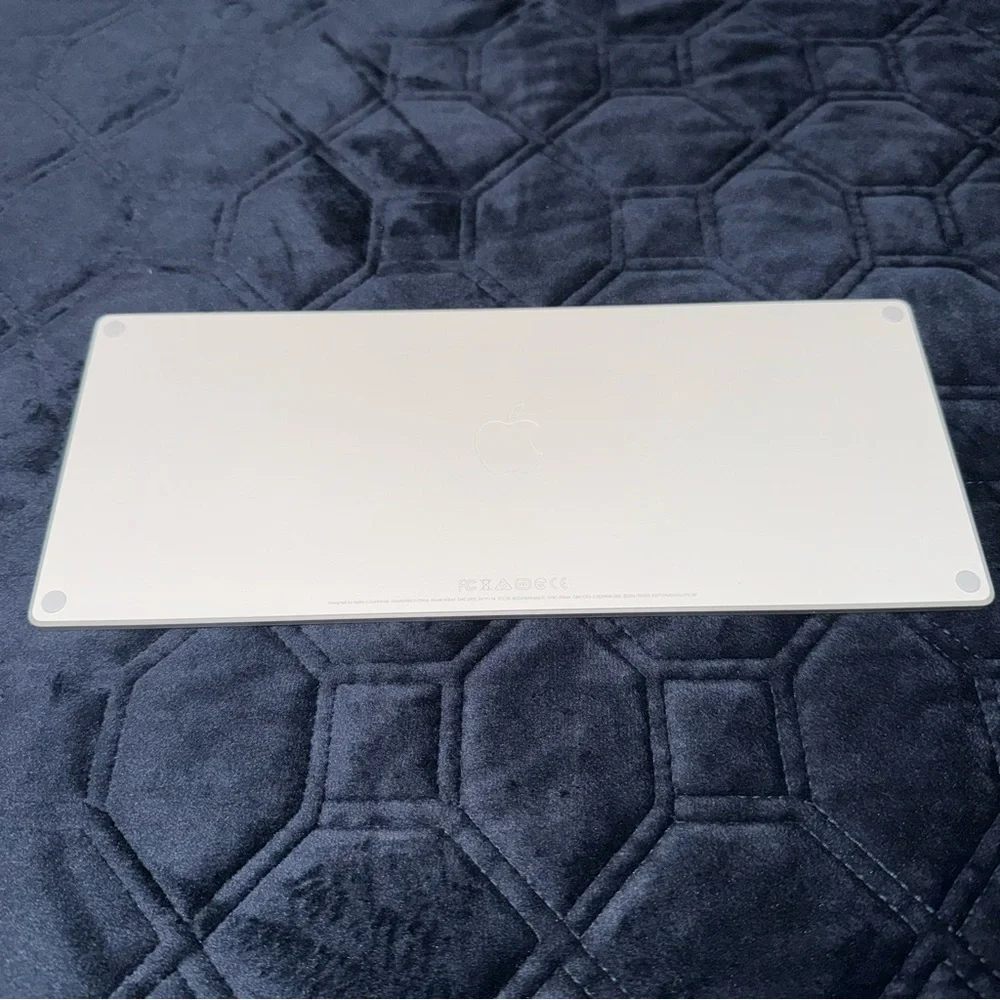 Apple Magic Keyboard- Lightening Port